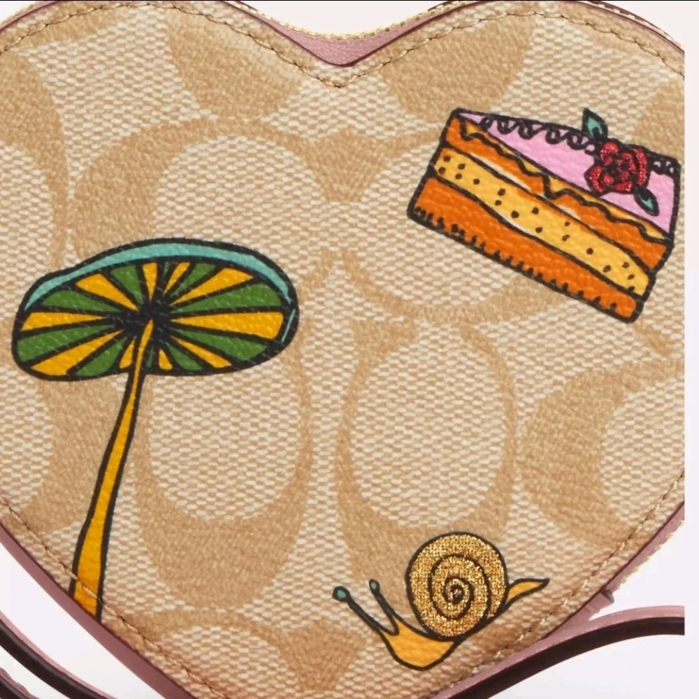 💛▪️Coach ▪️CU405 Coach X Observed By Us Heart Coin Case In Signature Canvas